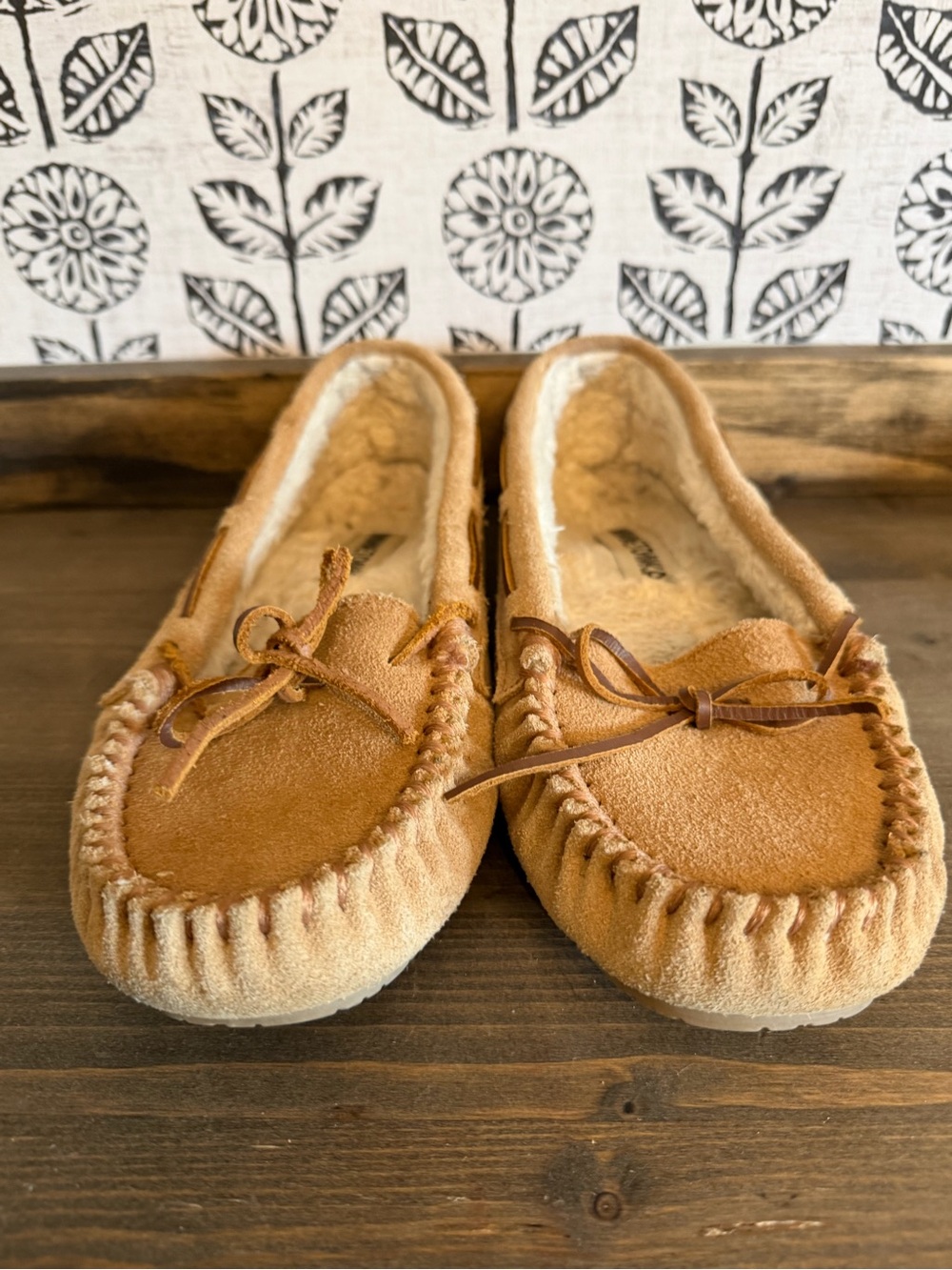 Minnetonka moccasin slippers size 9